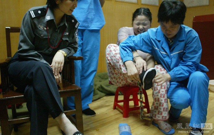 Linh đang thử đôi giày mới sẽ đi cùng cô đến tận cuối cuộc đời.